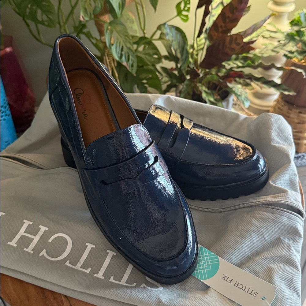 Mia Amore Patent Navy Loafers - New 🤍